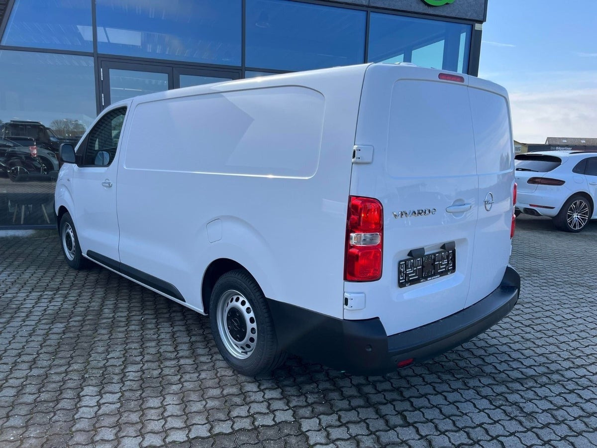 Hvid Opel Vivaro-e fra 2024 set udefra