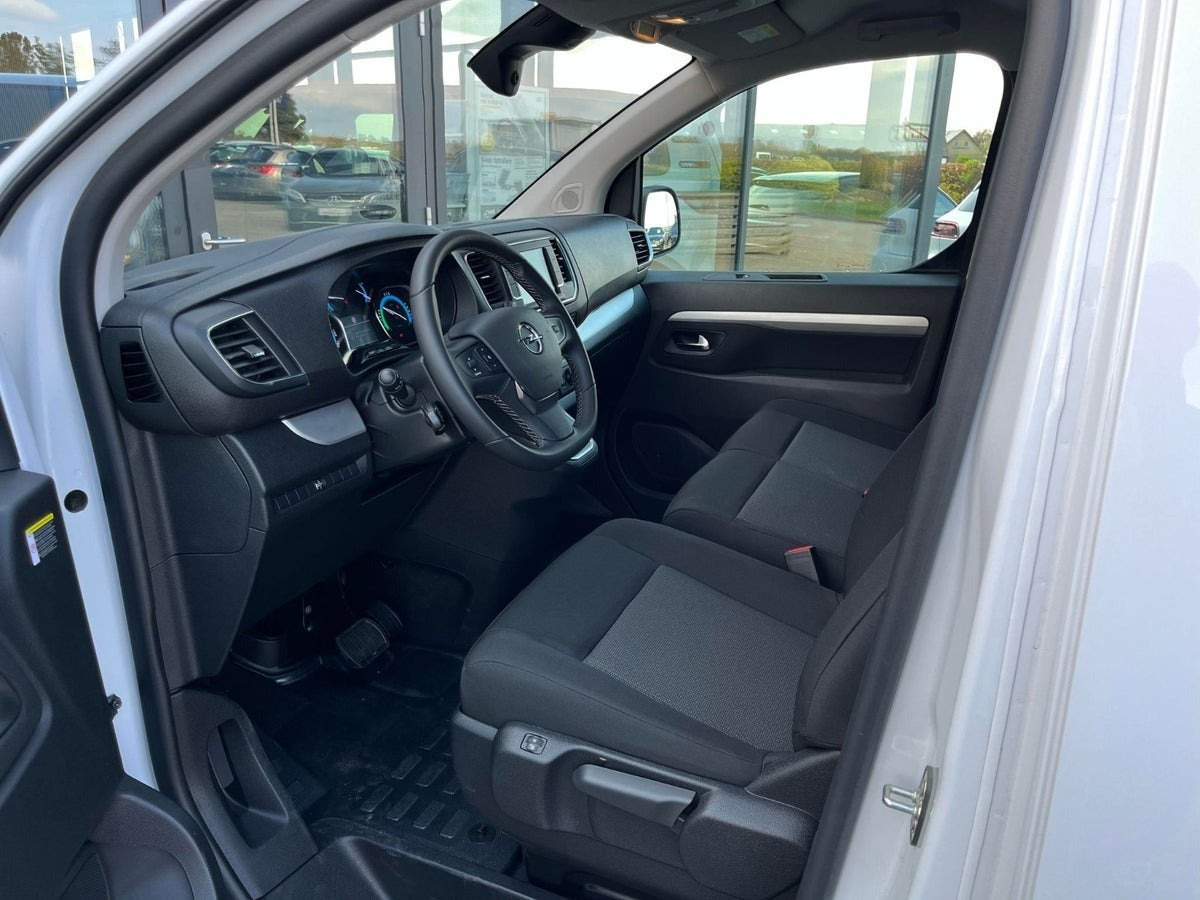 Hvid Opel Vivaro-e fra 2024 set indefra