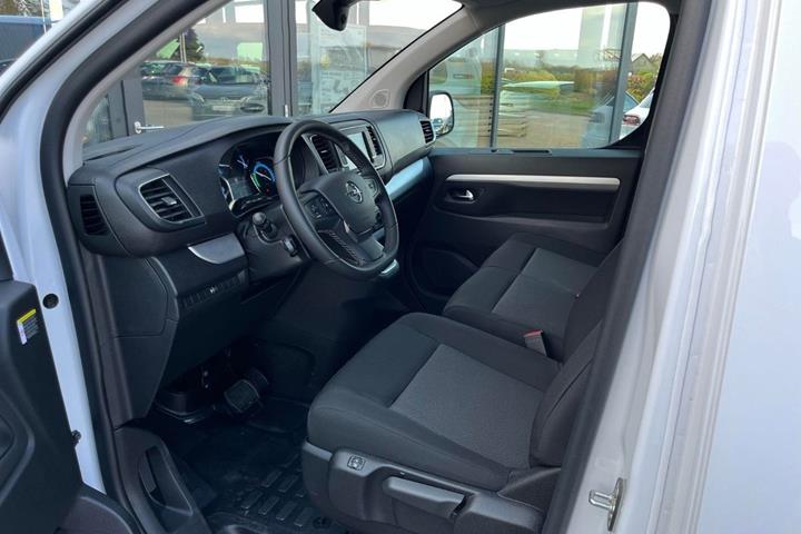 Hvid Opel Vivaro-e fra 2024 set indefra