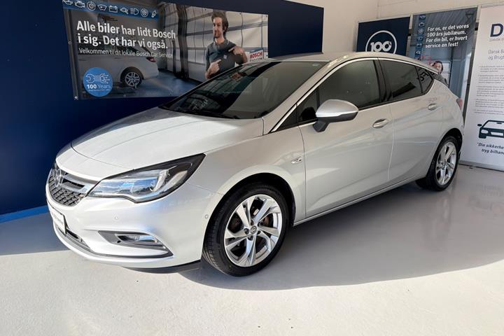Sølv Opel Astra fra 2019