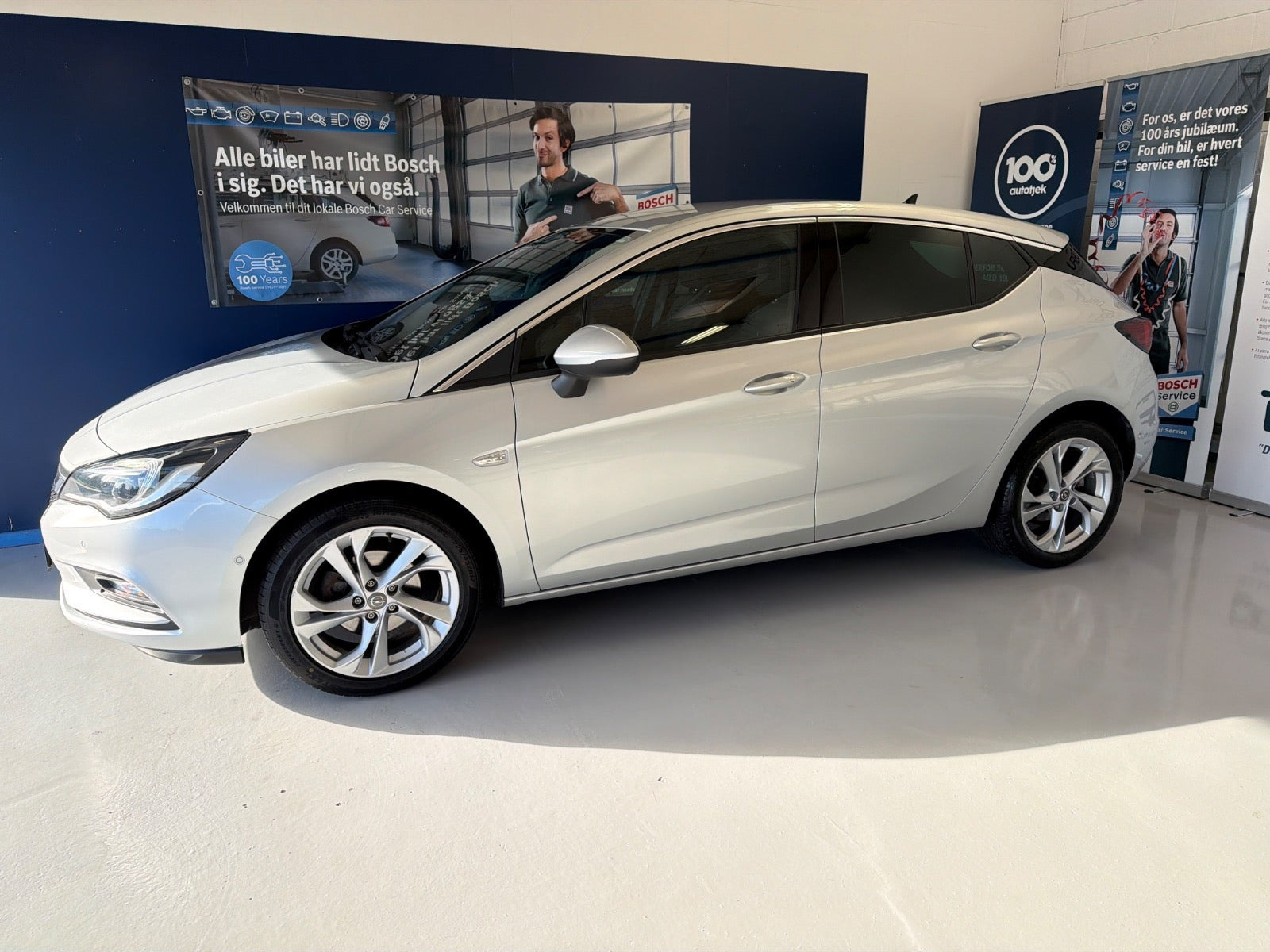 Sølv Opel Astra fra 2019