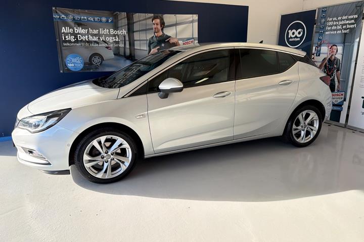 Sølv Opel Astra fra 2019