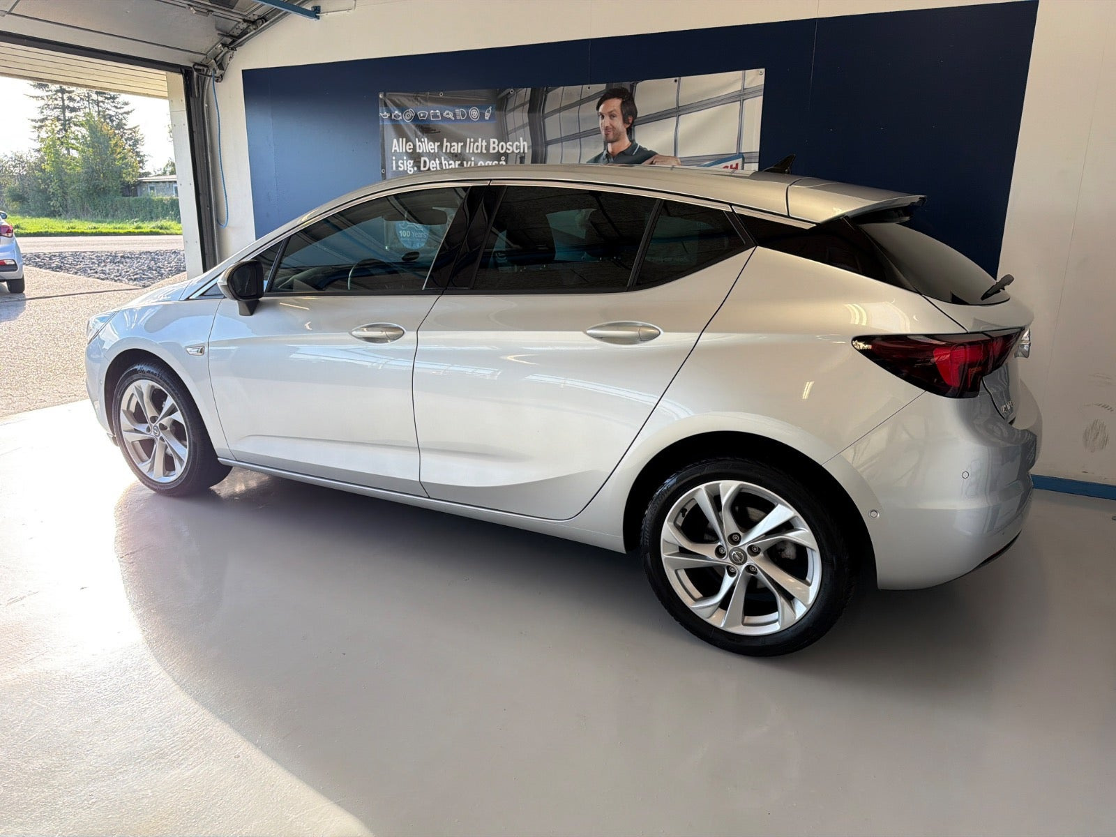 Sølv Opel Astra fra 2019