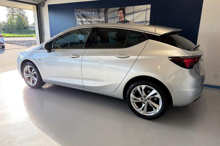 Sølv Opel Astra fra 2019