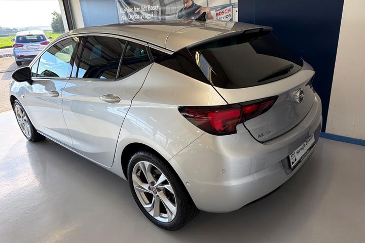 Sølv Opel Astra fra 2019