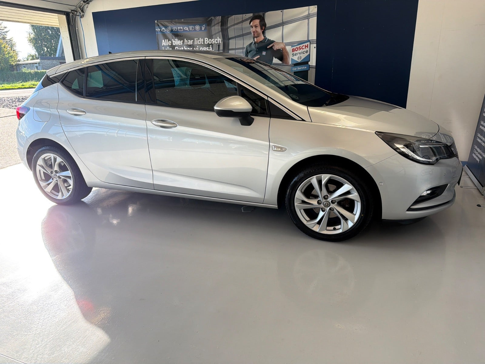Sølv Opel Astra fra 2019