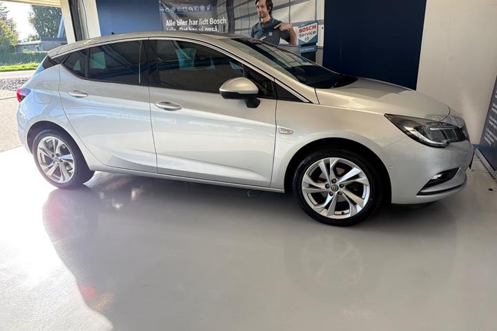 Sølv Opel Astra fra 2019