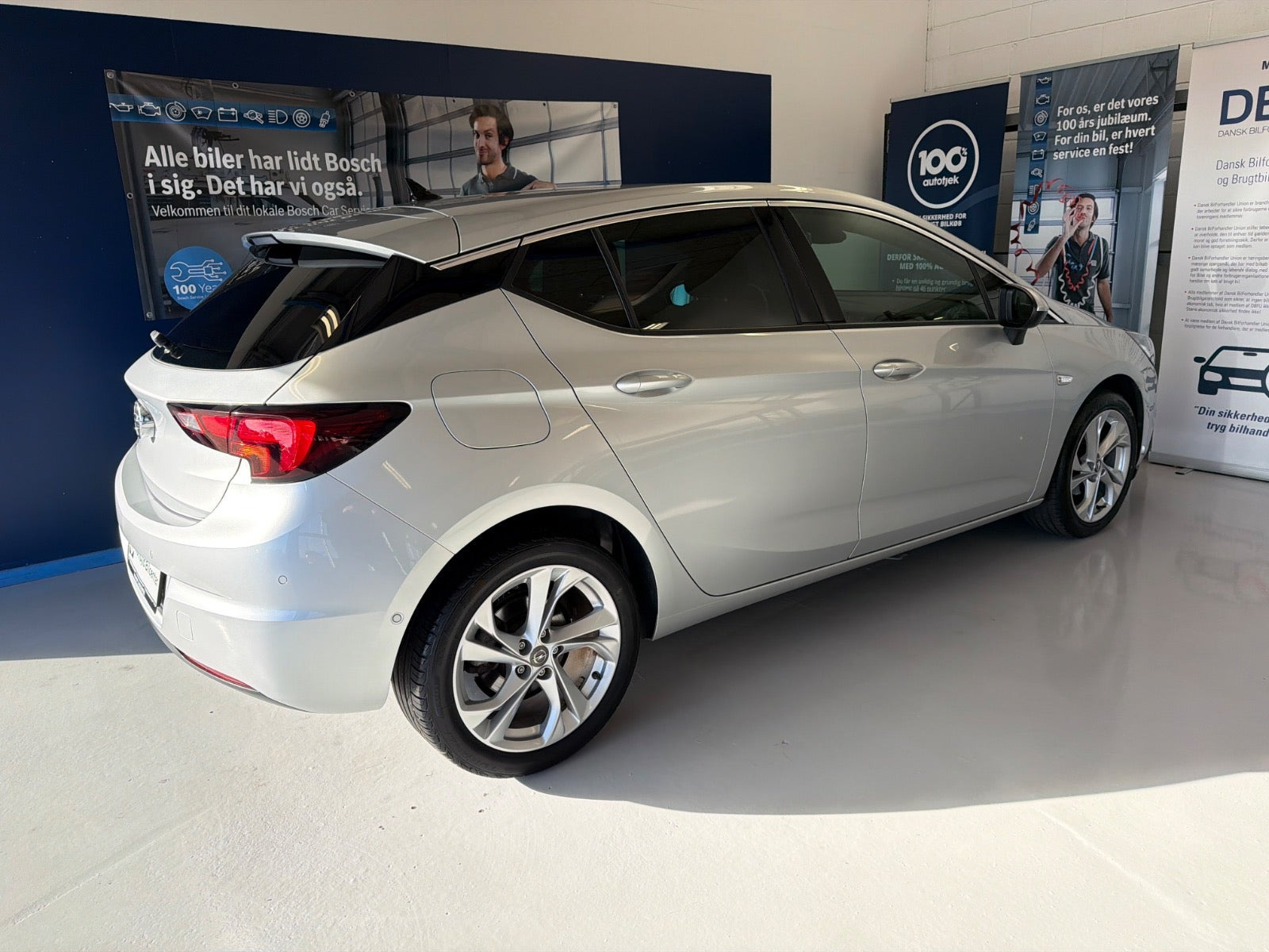 Sølv Opel Astra fra 2019