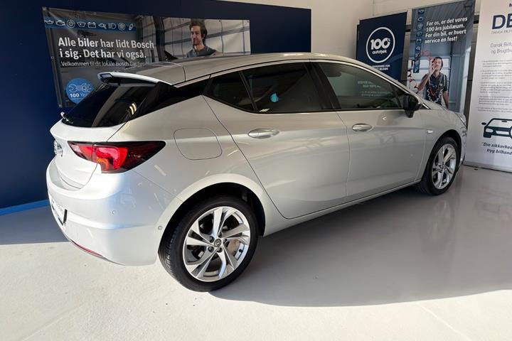 Sølv Opel Astra fra 2019