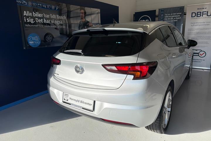 Sølv Opel Astra fra 2019