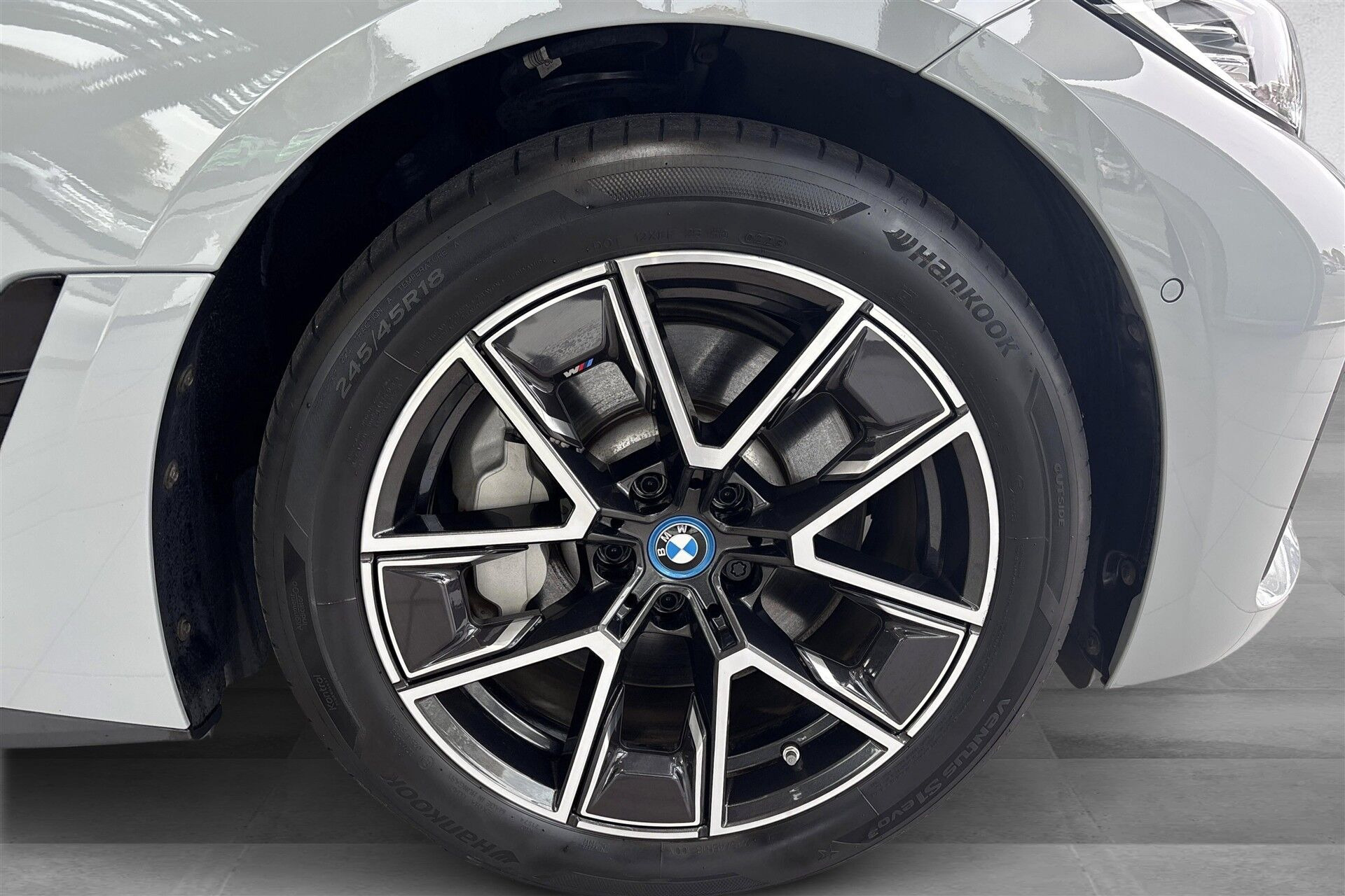 Grå BMW i4 fra 2023