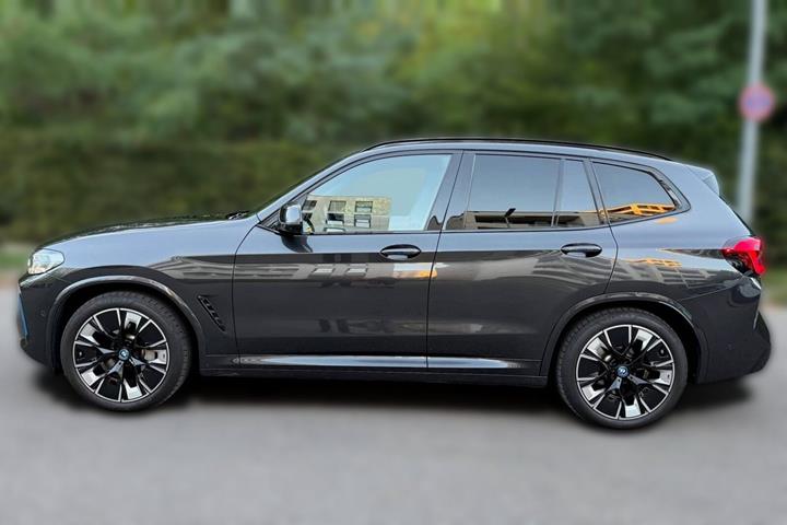 Grå BMW iX3 fra 2022