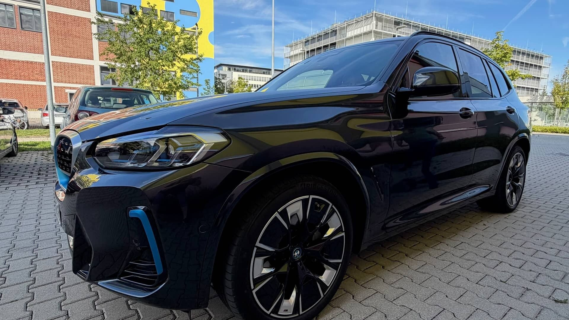 Grå BMW iX3 fra 2022