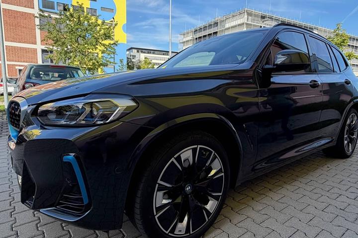 Grå BMW iX3 fra 2022