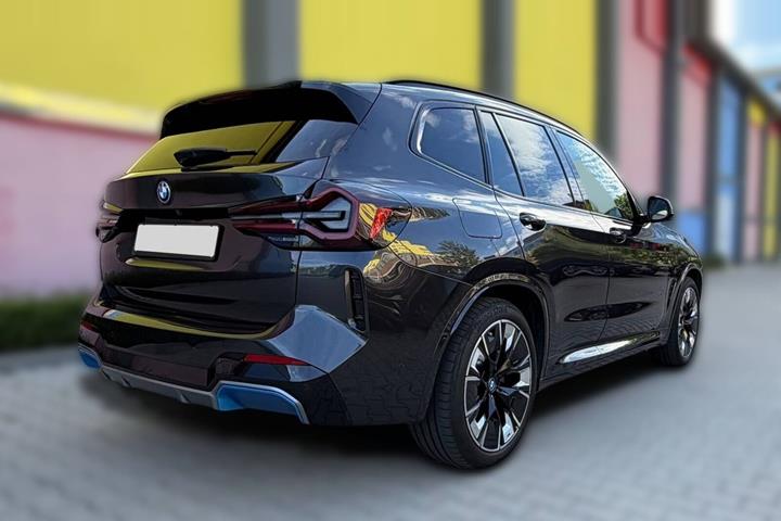 Grå BMW iX3 fra 2022