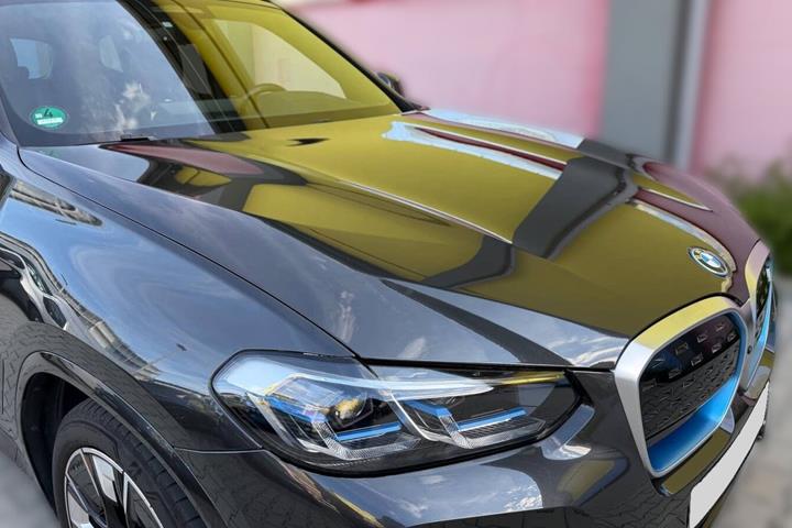 Grå BMW iX3 fra 2022