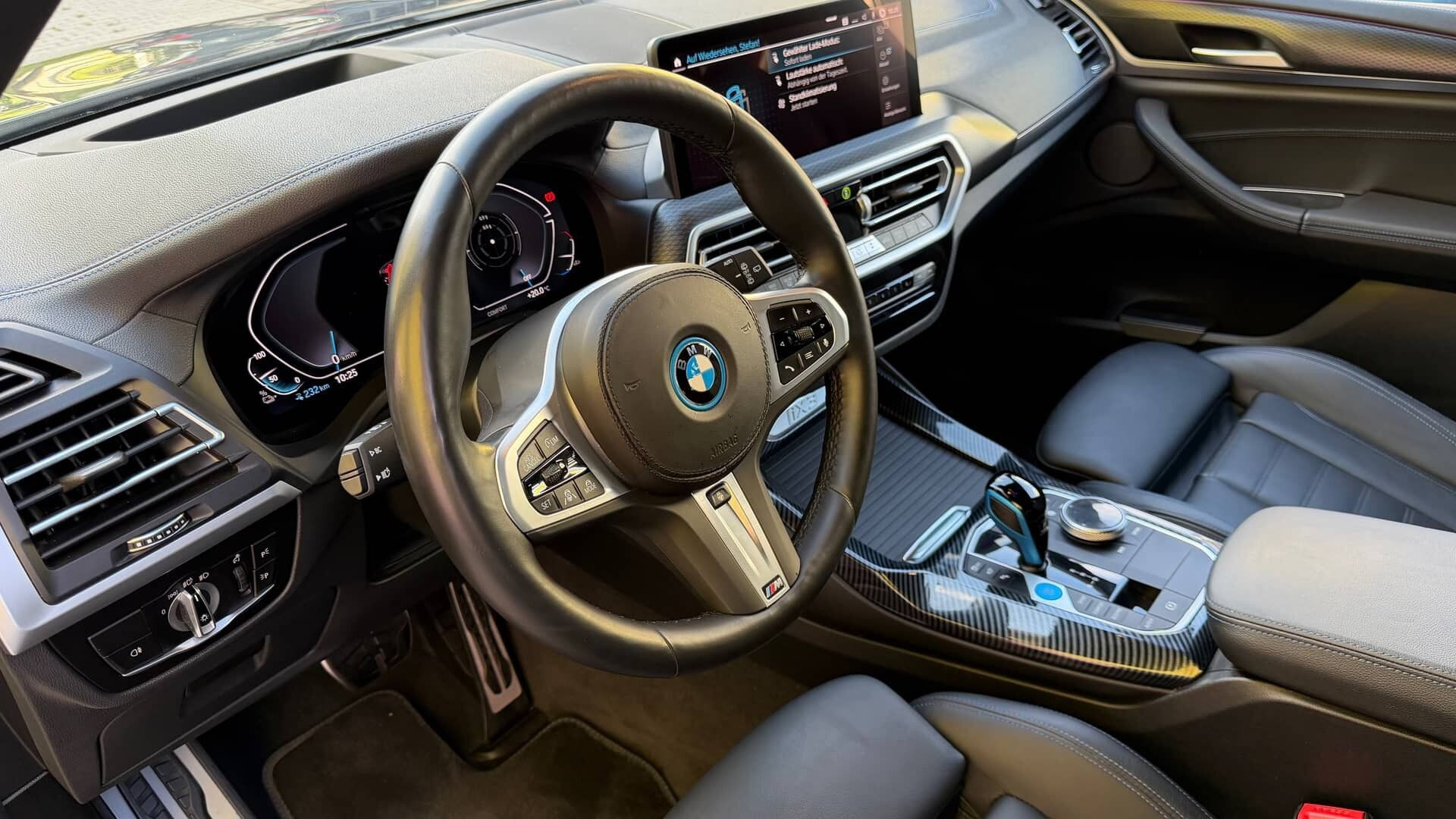 Grå BMW iX3 fra 2022