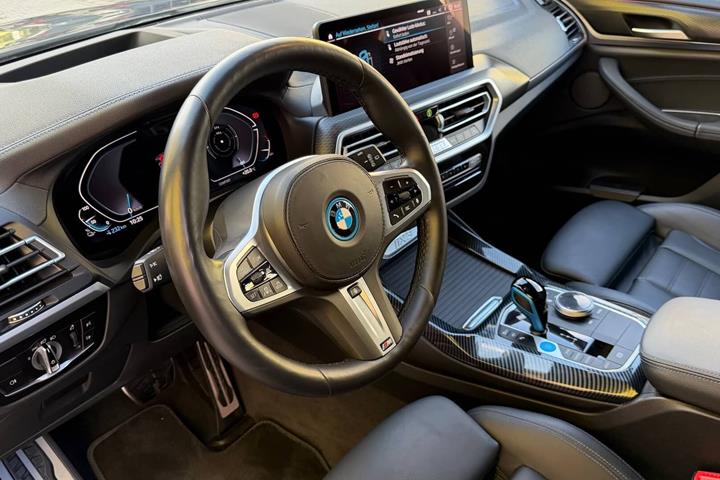 Grå BMW iX3 fra 2022