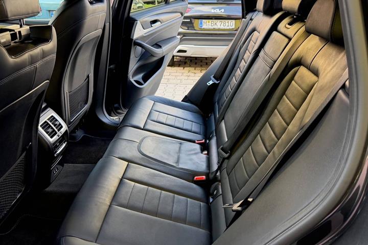 Grå BMW iX3 fra 2022