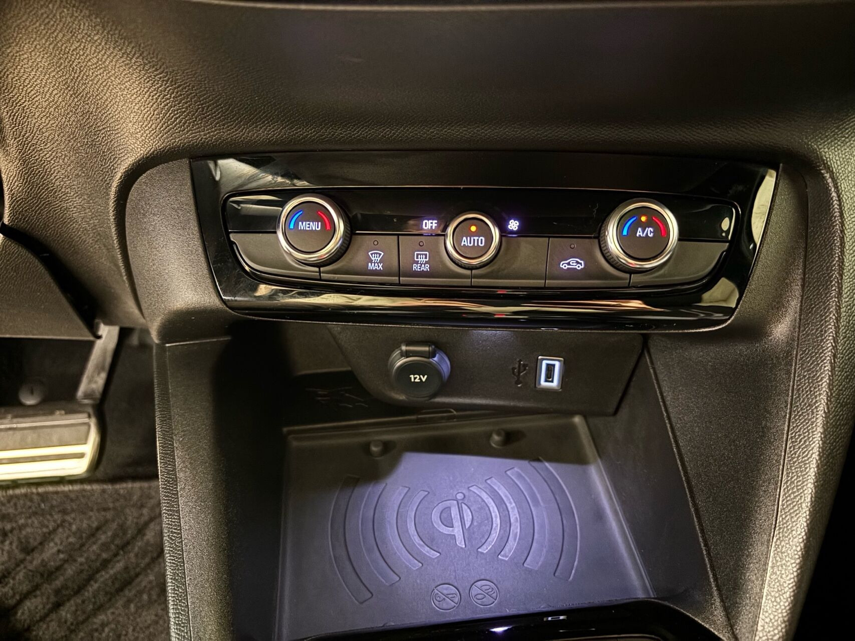 Sort Opel Corsa-e fra 2024