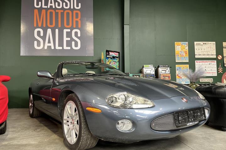 Grå Jaguar XKR fra 2001