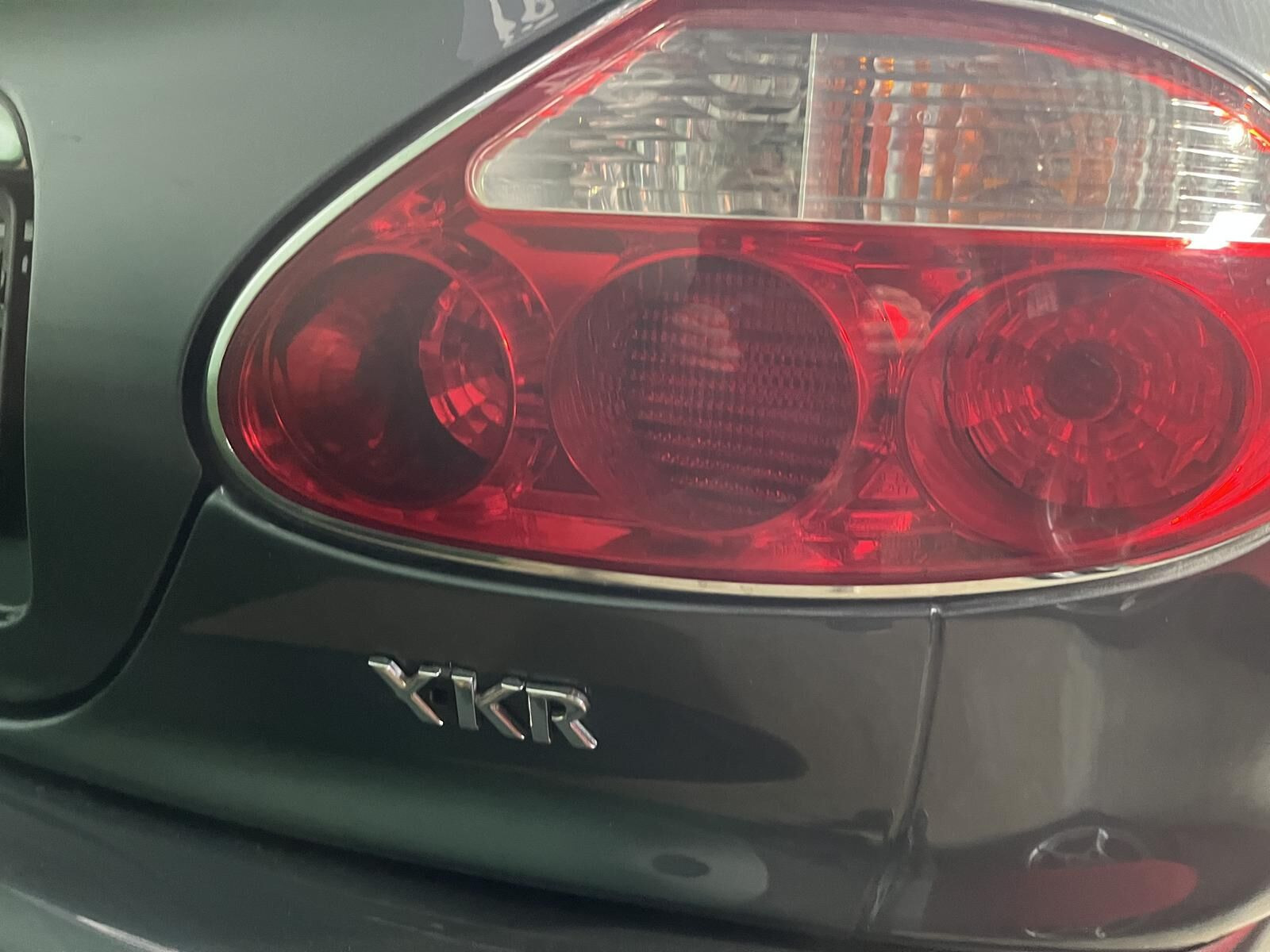 Grå Jaguar XKR fra 2001