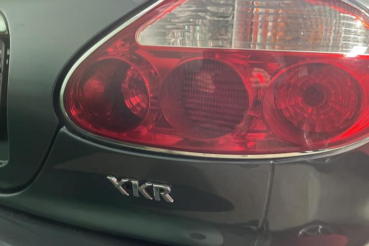 Grå Jaguar XKR fra 2001