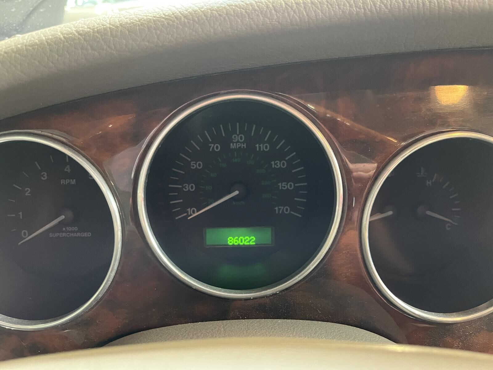 Grå Jaguar XKR fra 2001