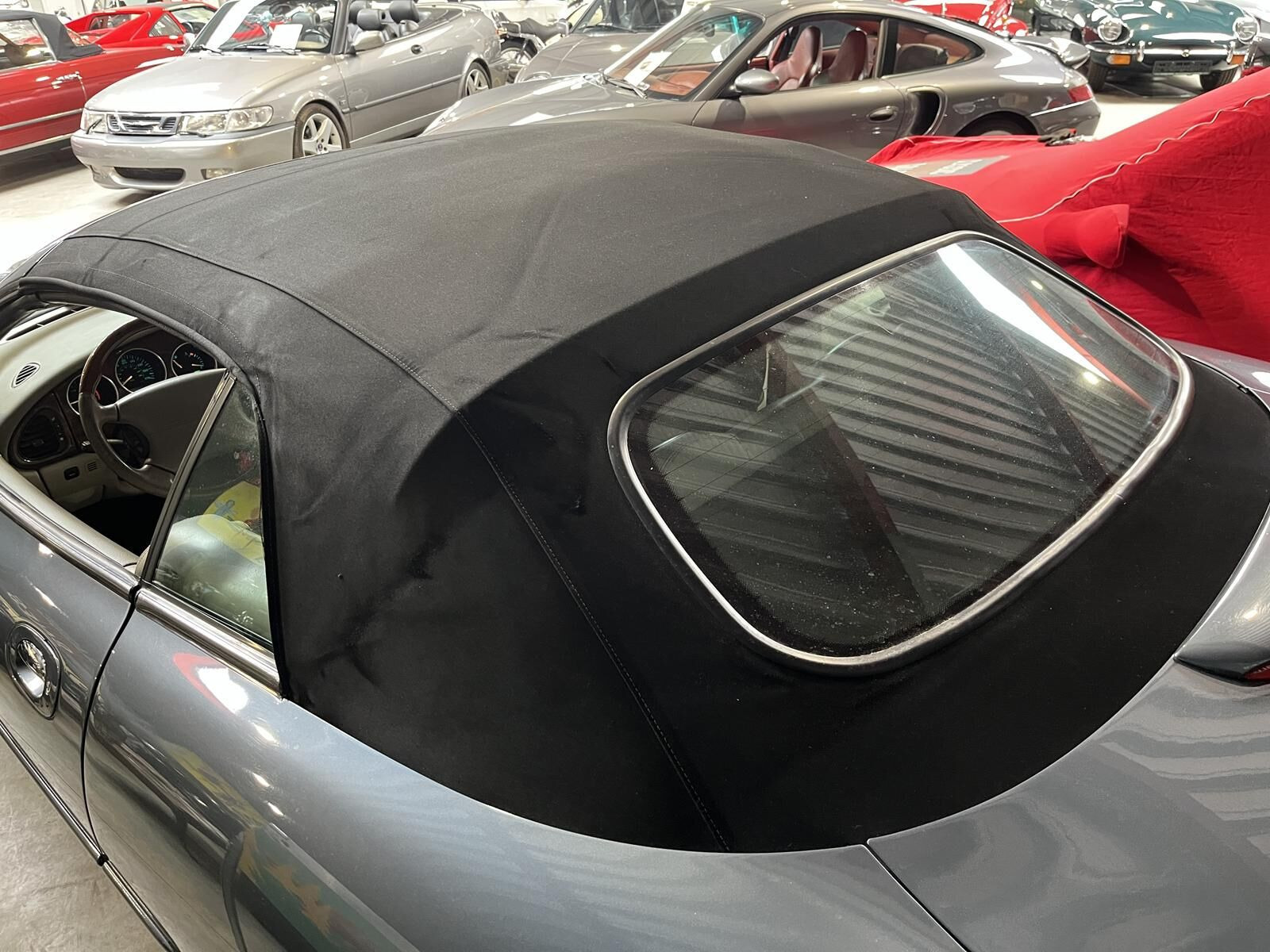 Grå Jaguar XKR fra 2001