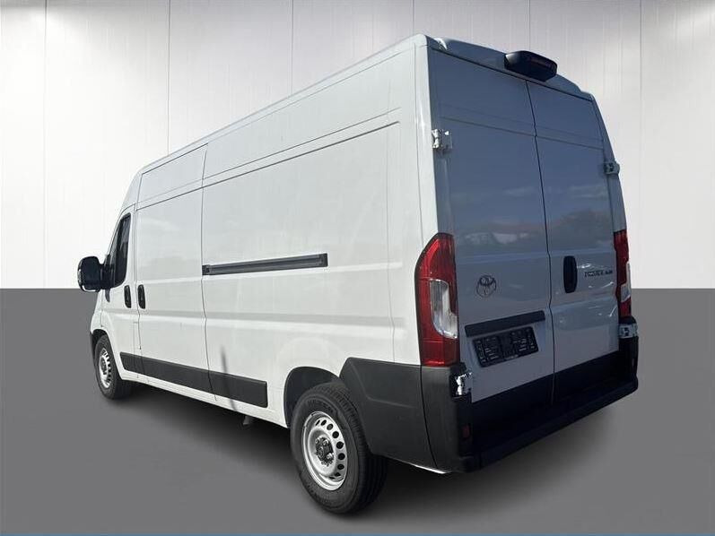 Hvid Toyota Proace Max fra 2026