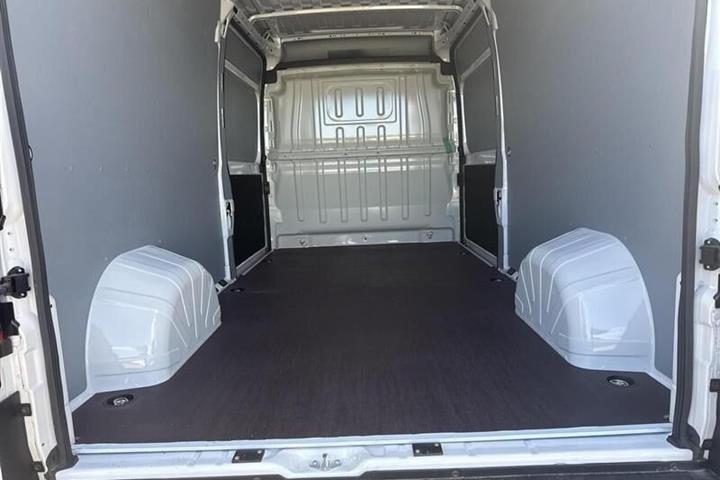 Hvid Toyota Proace Max fra 2026