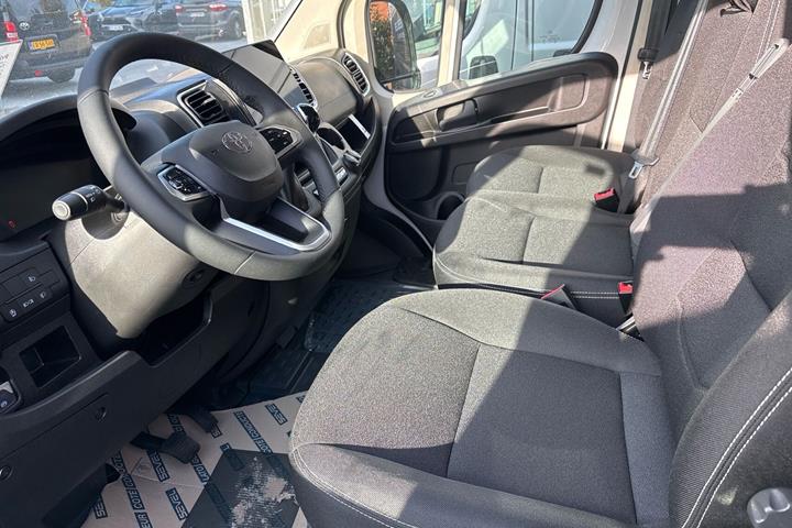 Hvid Toyota Proace Max fra 2026