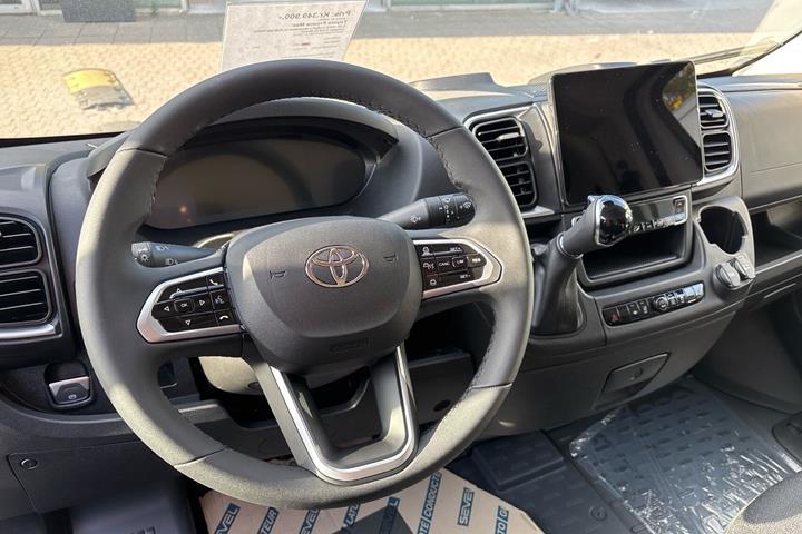 Hvid Toyota Proace Max fra 2026