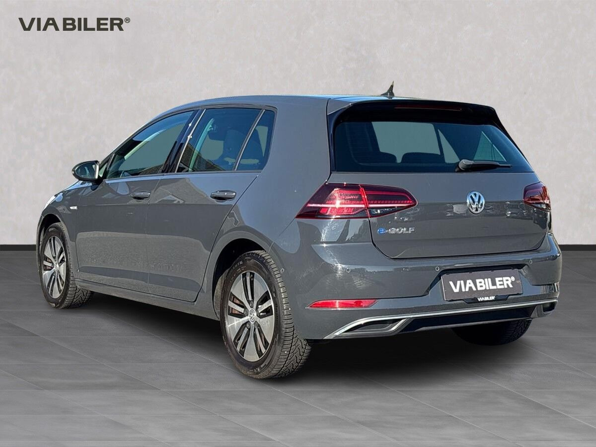 Grå VW Golf fra 2018