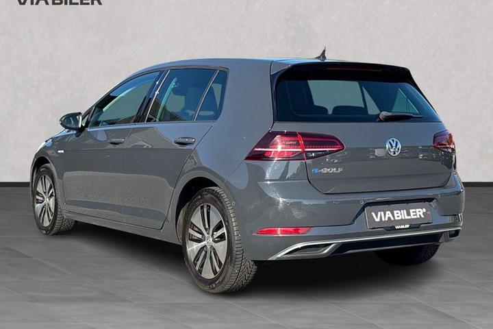 Grå VW Golf fra 2018