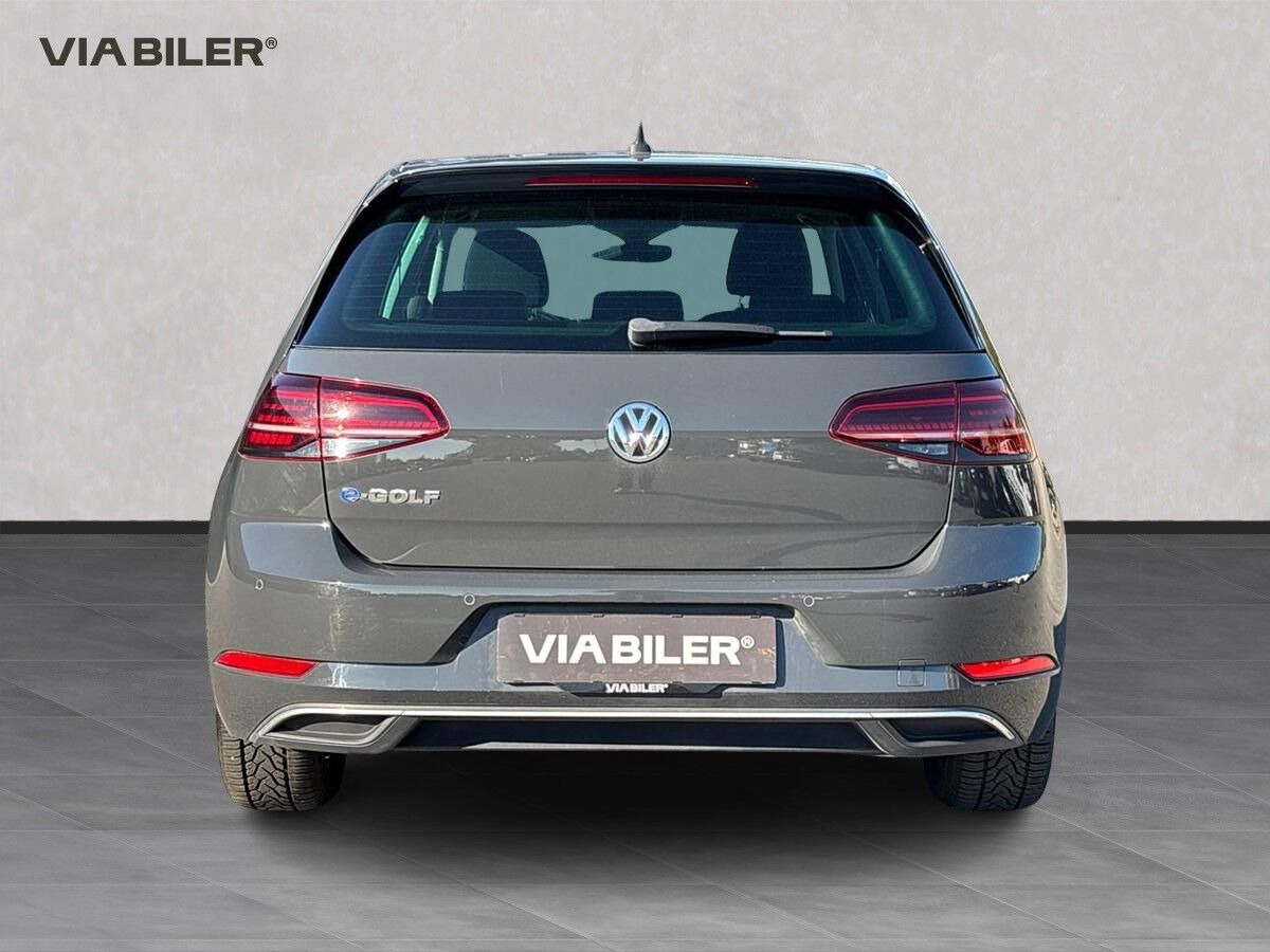 Grå VW Golf fra 2018