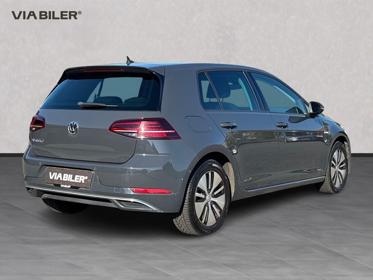 Grå VW Golf fra 2018