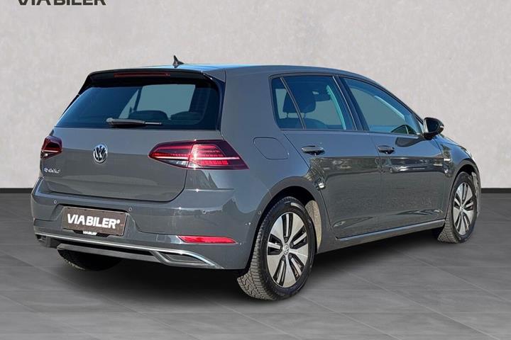 Grå VW Golf fra 2018