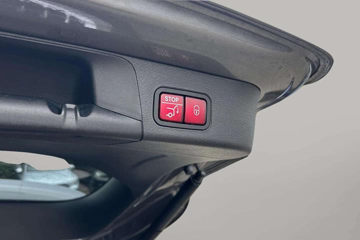Grå Mercedes EQB350 fra 2022