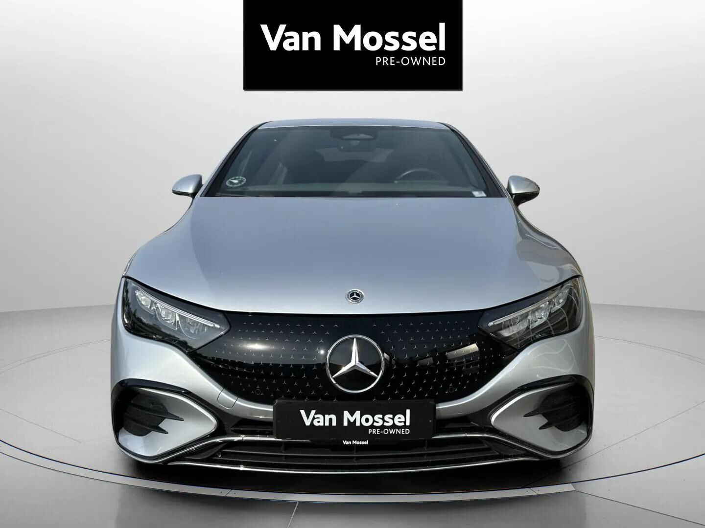 Sølv Mercedes EQE350 fra 2024