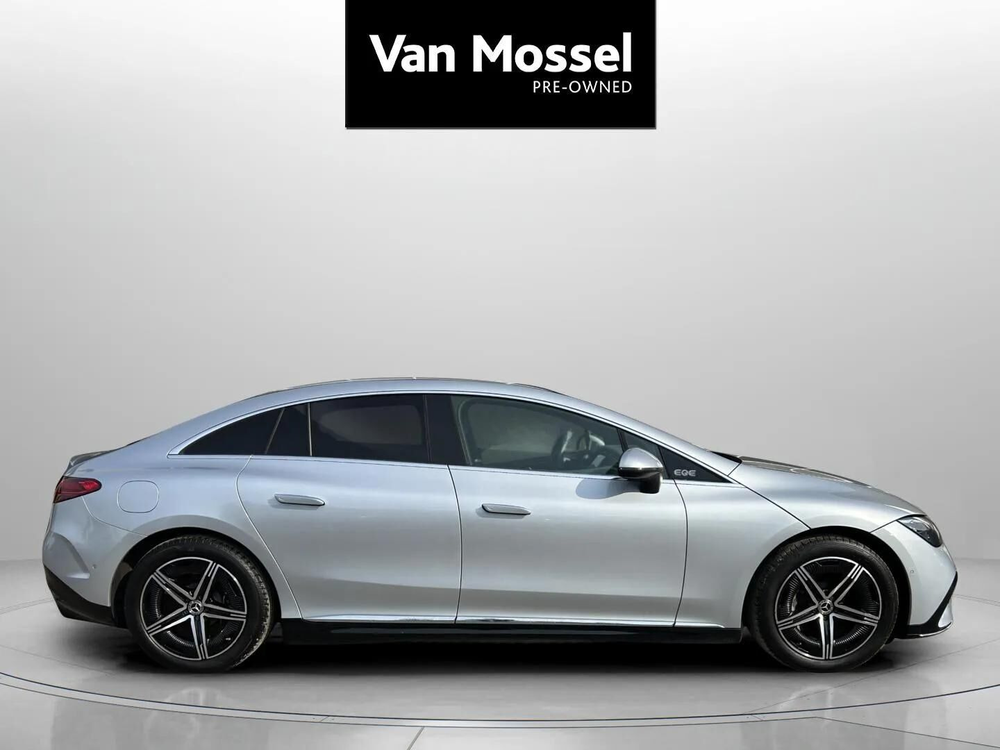 Sølv Mercedes EQE350 fra 2024