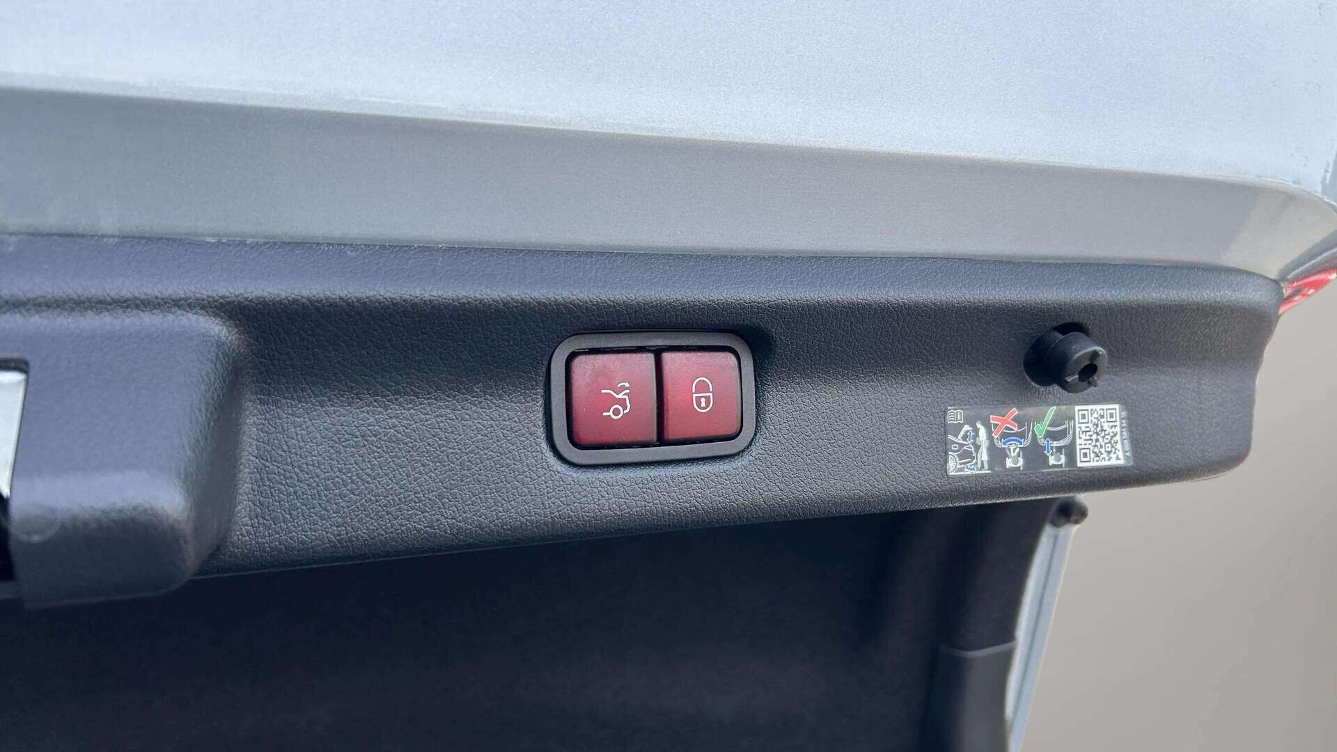 Sølv Mercedes EQE350 fra 2024