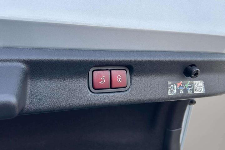 Sølv Mercedes EQE350 fra 2024
