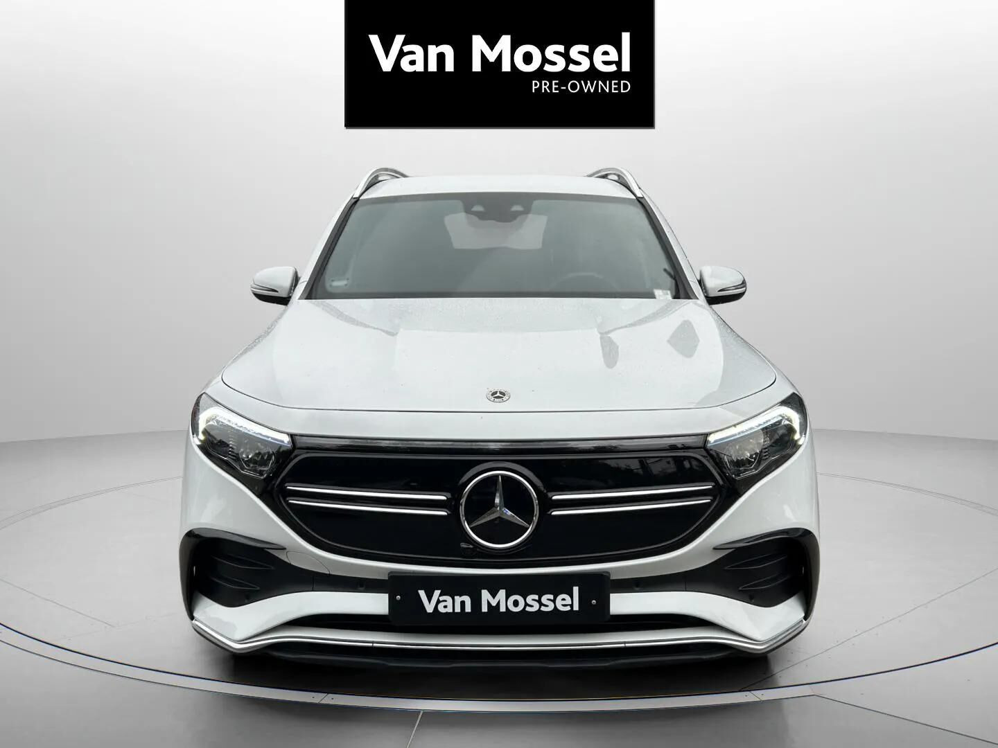 Hvid Mercedes EQB350 fra 2023