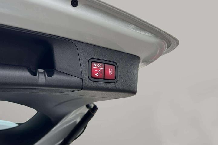 Hvid Mercedes EQB350 fra 2023