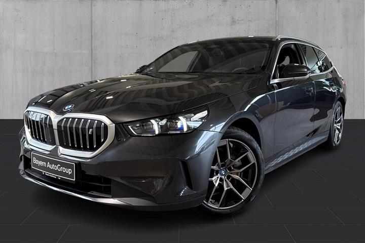 Grå BMW i5 fra 2025
