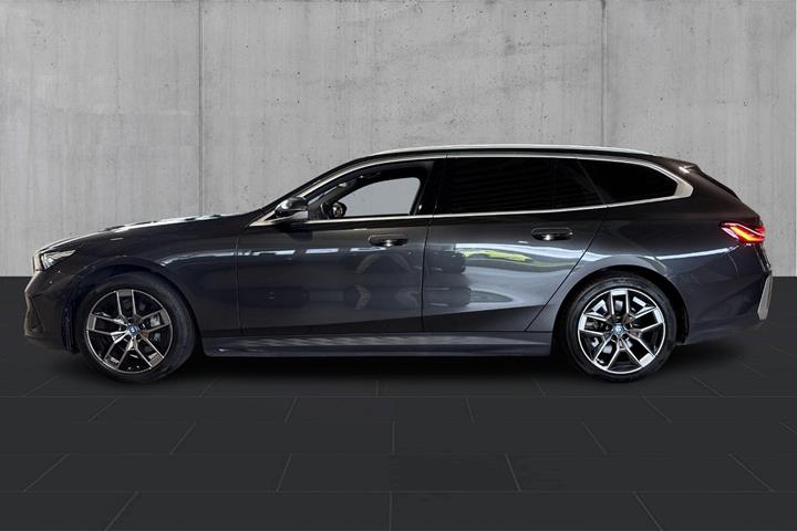 Grå BMW i5 fra 2025