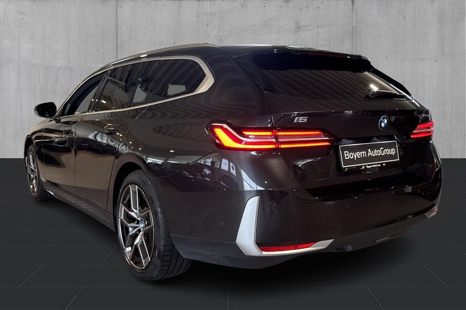 Grå BMW i5 fra 2025
