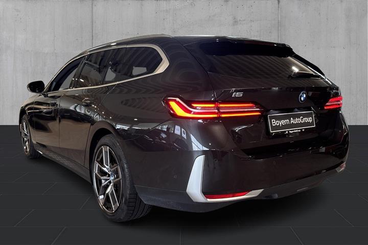 Grå BMW i5 fra 2025