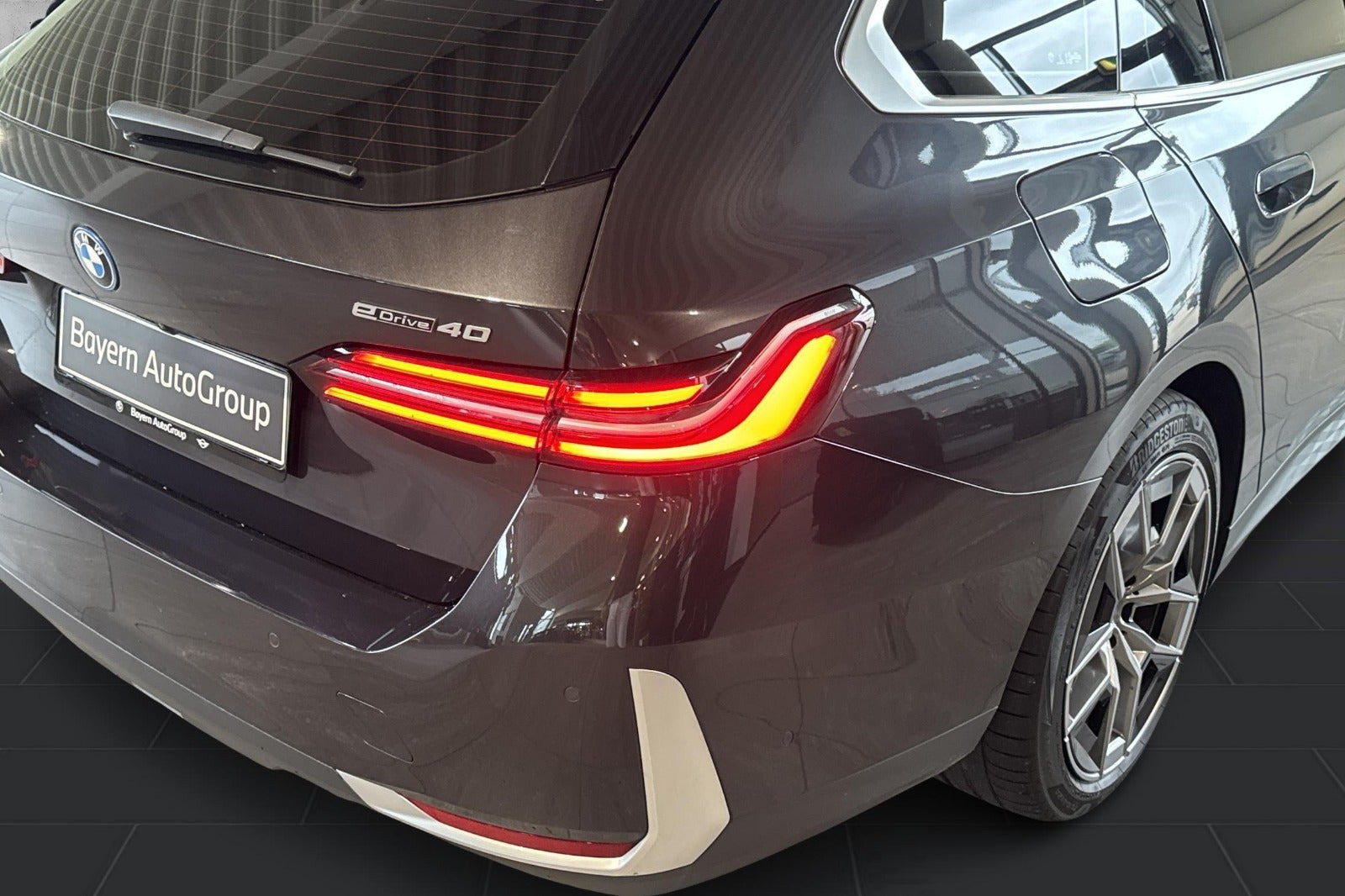 Grå BMW i5 fra 2025